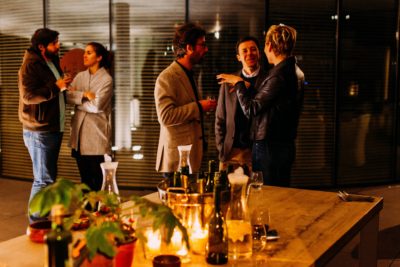 Deux groupes de personnes discutent lors d'un apéritif chaleureux