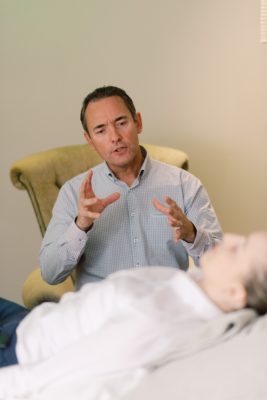 Psychothérapeute installé sur un fauteuil club et son patient