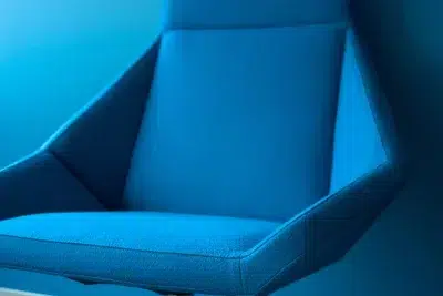 Fauteuil bleu destructuré sur fond bleu