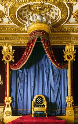 La salle du trône du chateau de Fontainebleau, fourrures colorées et dorures encadrent le trône bleu et or