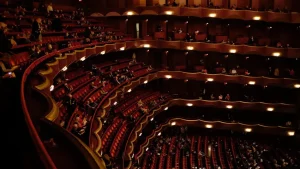 Intérieur d'une salle d'opéra, avec ses sièges en velours rouge