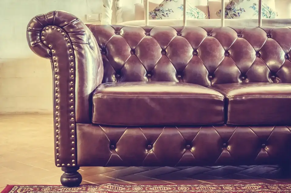 Détail d'un canapé Chesterfield avec ses capitons