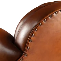 Fauteuil club cuir Eugène havane, zoom sur les clous de tapissier